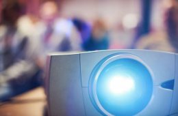 Comment brancher un vidéoprojecteur sur un home cinéma ...